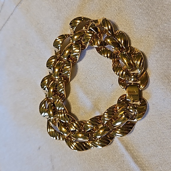 Vintage Monet Gold-tone Textured Link Bracelet - Picture 4 of 4